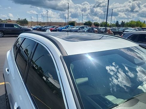 Used 2022 Volvo XC60 B5 Momentum w/ Climate Package FWD image 4