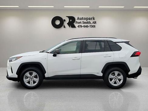 Used 2021 Toyota RAV4 LE AWD/4WD image 3