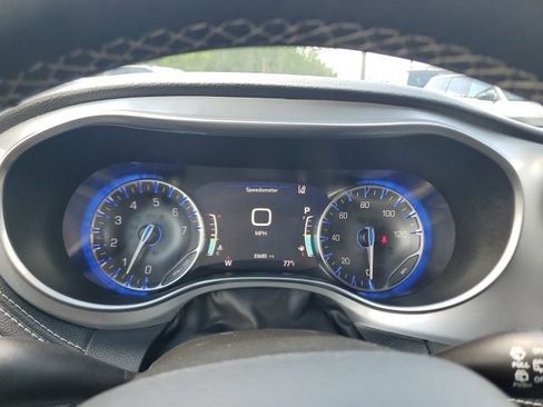 Used 2025 Chrysler Pacifica Limited FWD image 25