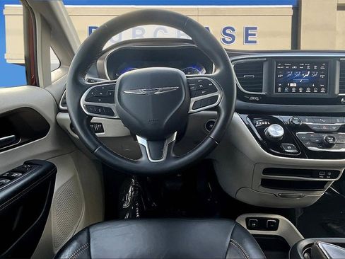 Used 2018 Chrysler Pacifica Touring-L image 8