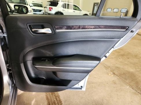 Used 2014 Chrysler 300 C image 32