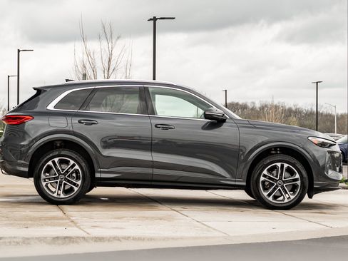 Certified 2025 Audi Q5 Premium w/ Convenience Package AWD/4WD image 3