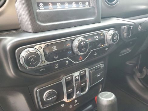 Used 2021 Jeep Gladiator Willys image 17