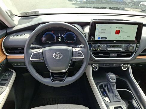 Used 2025 Toyota Grand Highlander FWD image 2