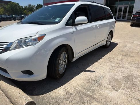 Used 2017 Toyota Sienna LE AWD/4WD image 1