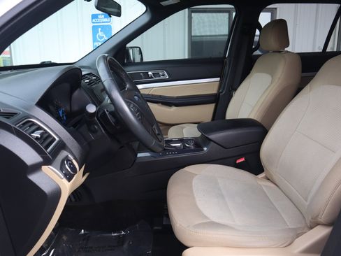 Used 2017 Ford Explorer XLT image 52