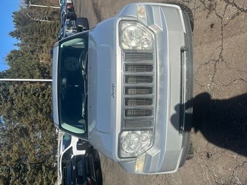 Used 2011 Jeep Liberty Limited w/ Comfort/Convenience Group image 2