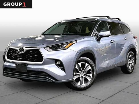 Used 2022 Toyota Highlander XLE AWD/4WD image 1