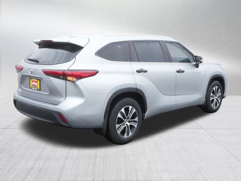 Used 2020 Toyota Highlander XLE AWD/4WD image 7
