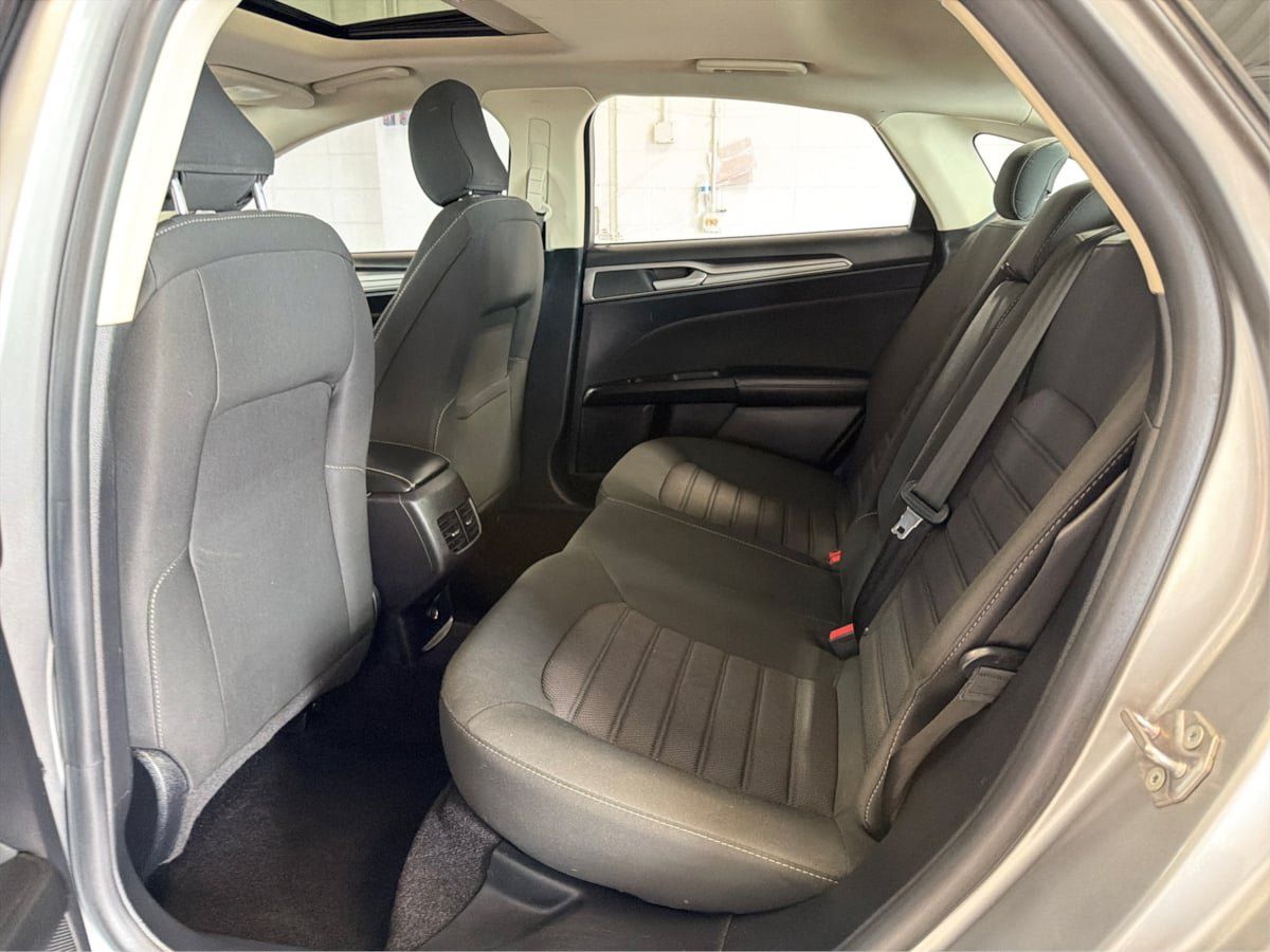 Used 2020 Ford Fusion SE AWD/4WD image 10