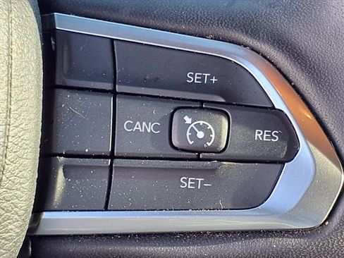 Used 2023 Jeep Compass Latitude image 18