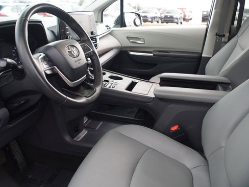 Used 2024 Toyota Sienna XLE image 14