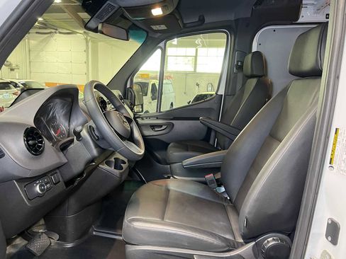 Used 2025 Mercedes-Benz Sprinter 2500 image 19