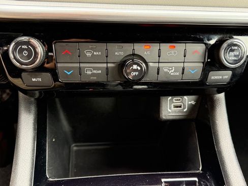 Certified 2025 Jeep Compass Limited AWD/4WD image 25