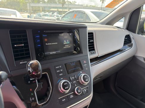 Used 2017 Toyota Sienna XLE image 8