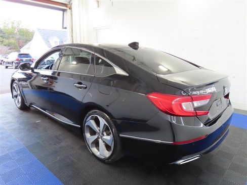 Used 2018 Honda Accord Touring image 10