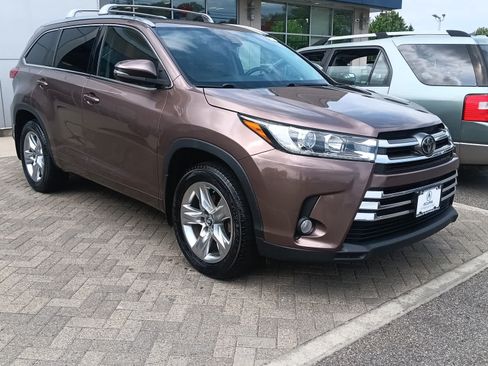 Used 2017 Toyota Highlander Limited AWD/4WD image 6