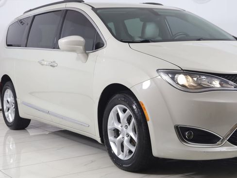 Used 2017 Chrysler Pacifica Touring-L w/ Tire & Wheel Group FWD image 40