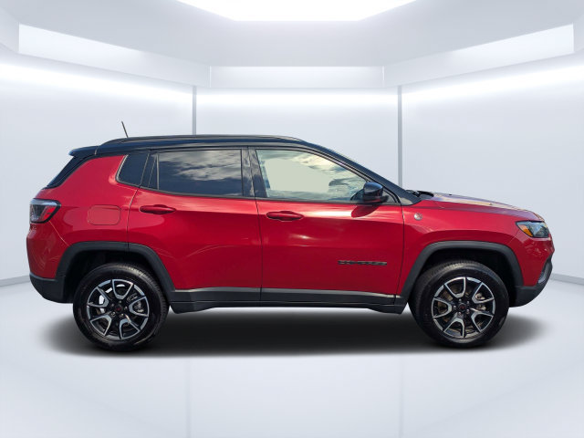 Used 2025 Jeep Compass Trailhawk AWD/4WD image 2