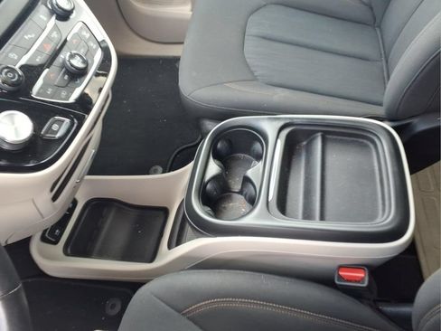 Used 2020 Chrysler Pacifica Touring w/ Cold Weather Group FWD image 14