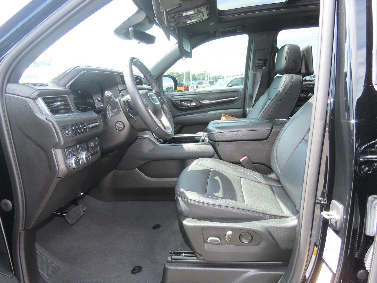 Used 2023 GMC Yukon XL Denali w/ Denali Reserve Package AWD/4WD image 28