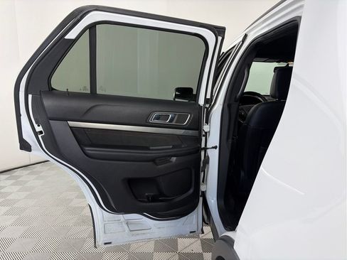 Used 2018 Ford Explorer XLT w/ Equipment Group 202A AWD/4WD image 12