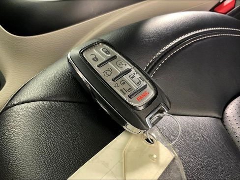 Used 2024 Chrysler Pacifica Touring-L image 14