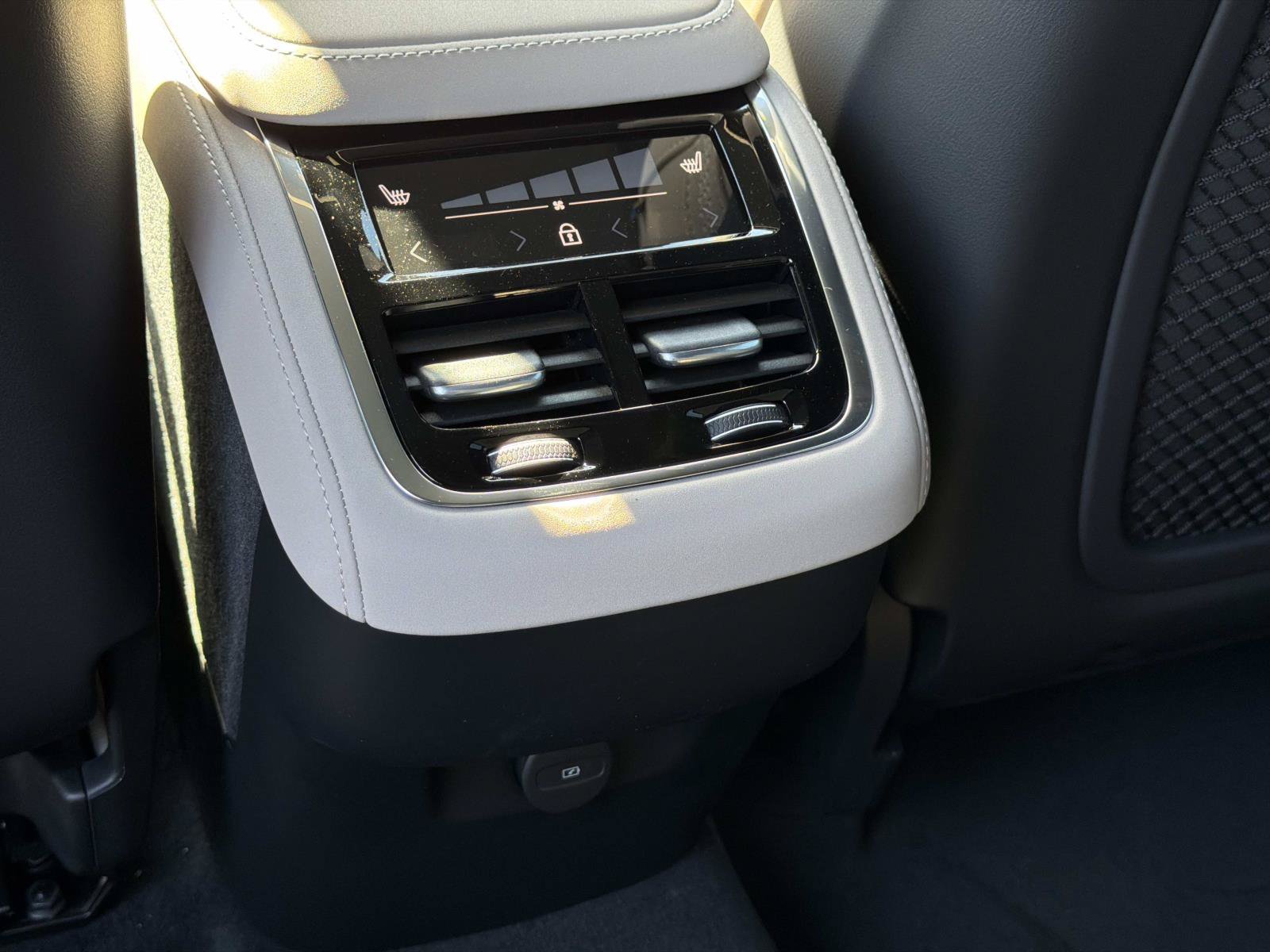 New 2027 Volvo XC90 B6 Plus AWD/4WD image 10