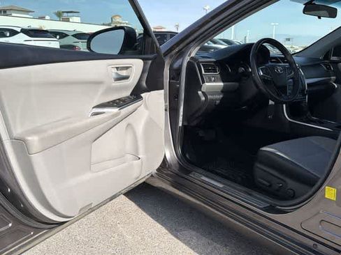 Used 2017 Toyota Camry SE w/ Moonroof Package image 10