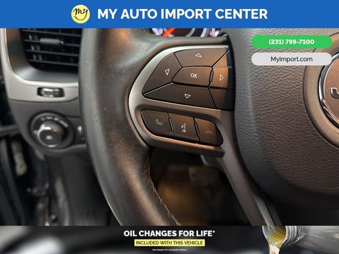 Used 2019 Jeep Cherokee Latitude Plus w/ Comfort/Convenience Group image 16