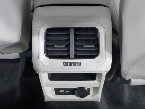 Used 2022 Volkswagen Tiguan SE image 21