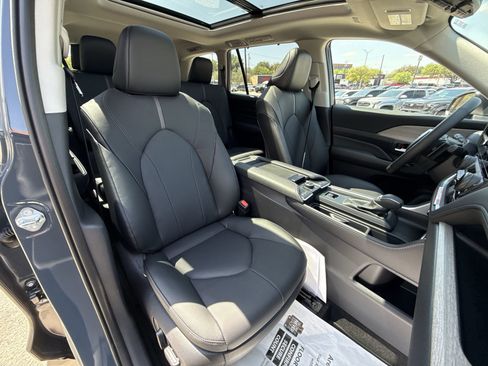 Used 2026 Toyota Grand Highlander Platinum image 27