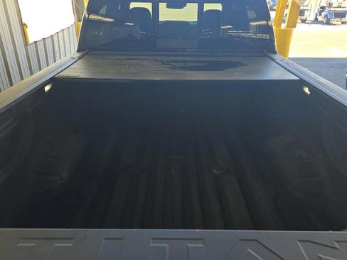 Used 2022 Nissan Titan SV w/ SV Convenience Package image 9