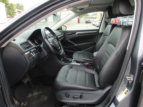 Used 2018 Volkswagen Passat 2.0T SE FWD image 9