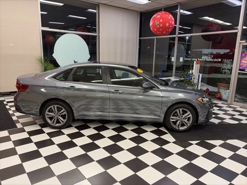 Certified 2024 Volkswagen Jetta SE w/ Panoramic Sunroof Package image 12