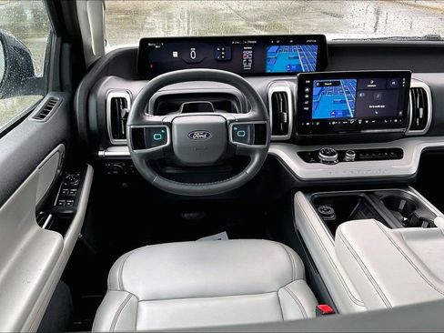 Certified 2025 Ford Expedition Active AWD/4WD image 5