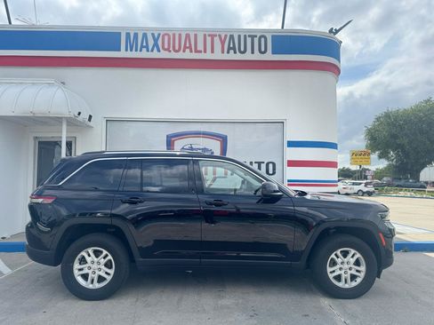 Used 2023 Jeep Grand Cherokee Laredo w/ Luxury Tech Group I AWD/4WD image 21