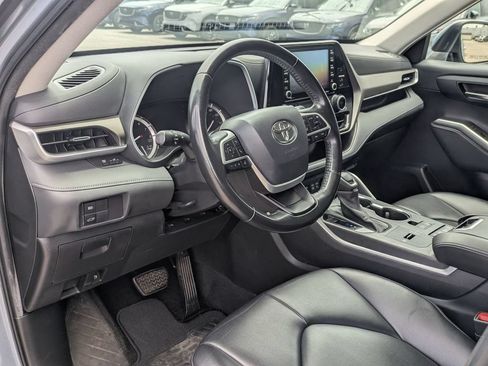 Used 2022 Toyota Highlander XLE FWD image 34