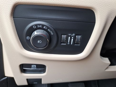 Used 2025 Jeep Grand Cherokee Limited RWD image 26