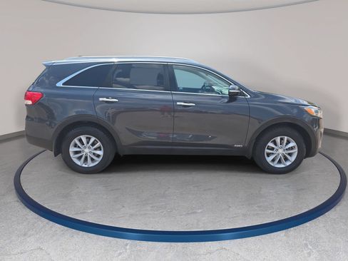 Used 2018 Kia Sorento AWD image 4