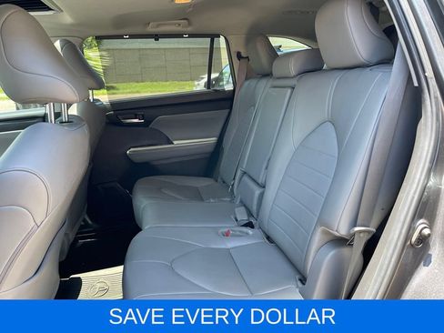 Used 2024 Toyota Highlander XLE FWD image 14