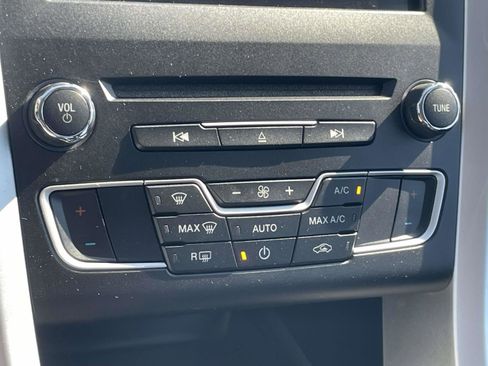 Used 2016 Ford Fusion SE FWD image 17