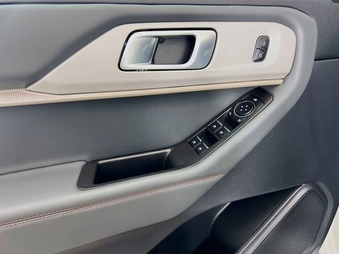 Used 2025 Ford Explorer Active image 22