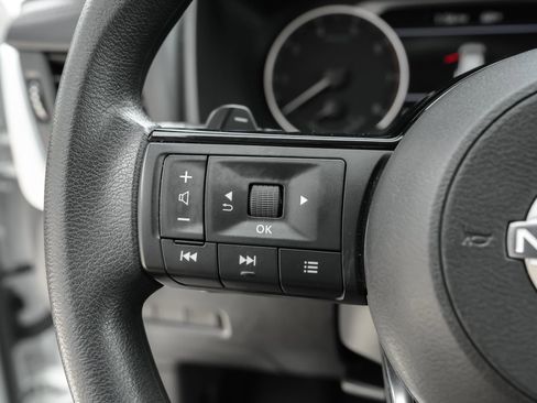 Used 2023 Nissan Rogue SV image 16