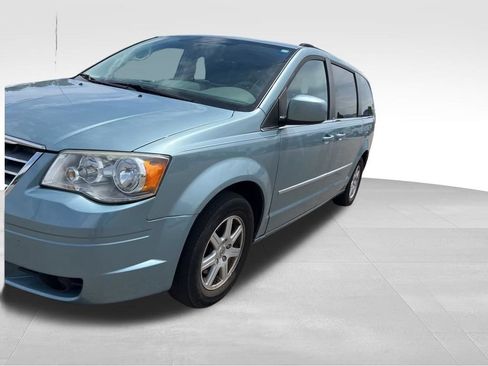 Used 2010 Chrysler Town & Country Touring FWD image 14