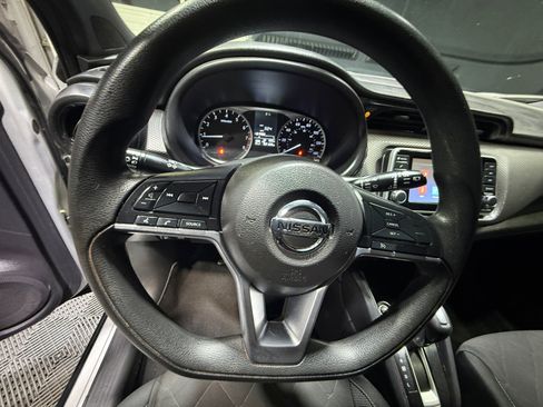 Used 2020 Nissan Kicks S image 9