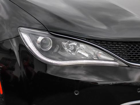 Used 2017 Chrysler Pacifica Limited FWD image 8