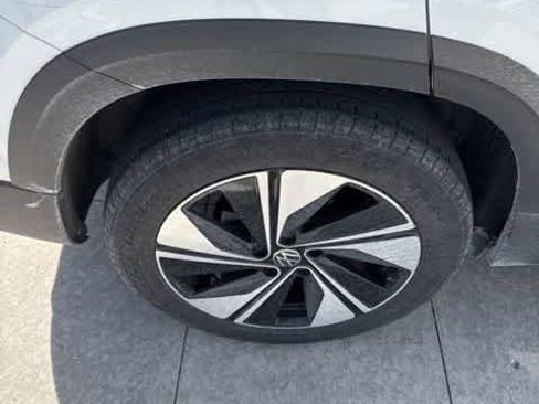 Certified 2024 Volkswagen Taos SE image 5