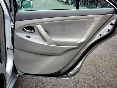 Used 2011 Toyota Camry LE image 31