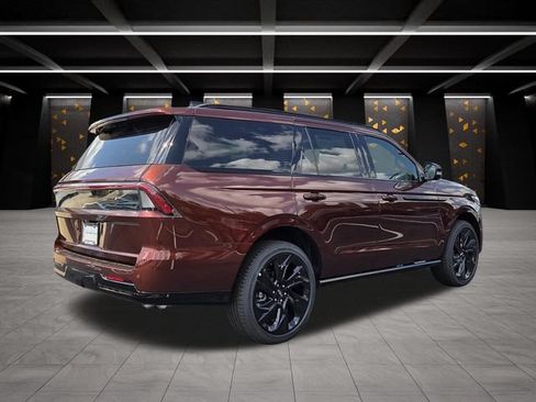 New 2027 Lincoln Navigator Reserve RWD image 2